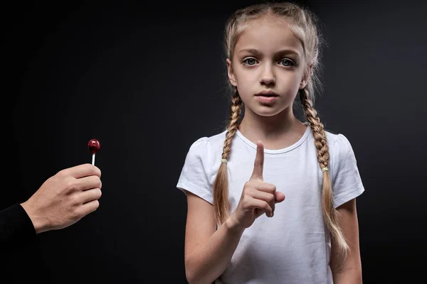 Menina branca dizer não ao pedófilo, incentiva as crianças a recusar a oferta de maníaco — Fotografia de Stock
