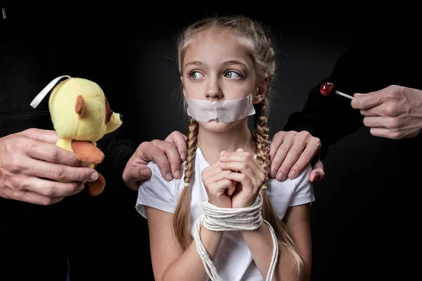 Mishandeld kind met getapete mond en handen gewikkeld in touw, Stop geweld tegen kinderen — Stockfoto