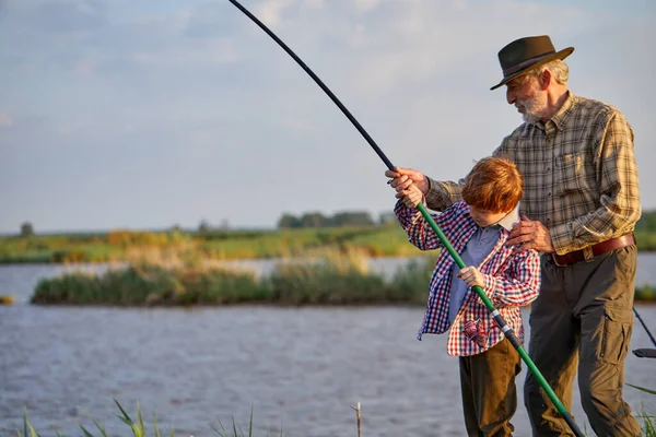 Caucasiano multi-geração família pesca juntos. Menino com pesca avô amigável — Fotografia de Stock