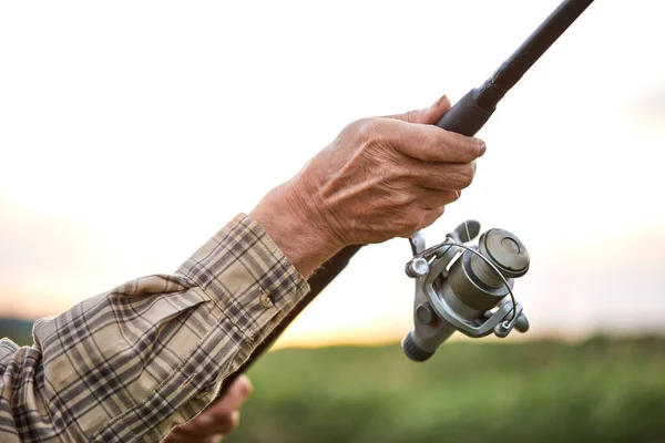 Close-up mãos masculinas segurando vara de pesca, captura de peixes no lago rio na natureza — Fotografia de Stock