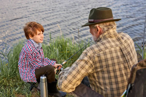 Guapo abuelo y nieto pesca juntos durante viaje de camping por el lago — Foto de Stock