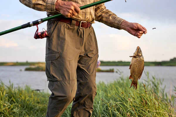 Coltivazione di pesci maschi su canna da pesca, cattura del giorno, pesca nel fiume, campagna — Foto Stock