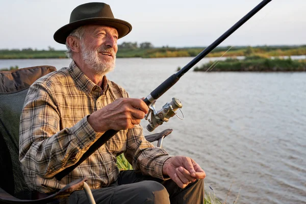 Idoso bom homem no acampamento de férias com pesca Rod, Sozinho ao ar livre na natureza — Fotografia de Stock