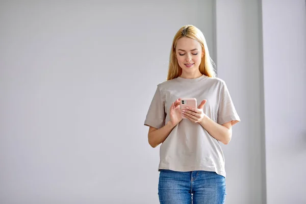 Controle van de temperatuur van de huisverwarming met smart home, vrouw gebruik smartphone — Stockfoto