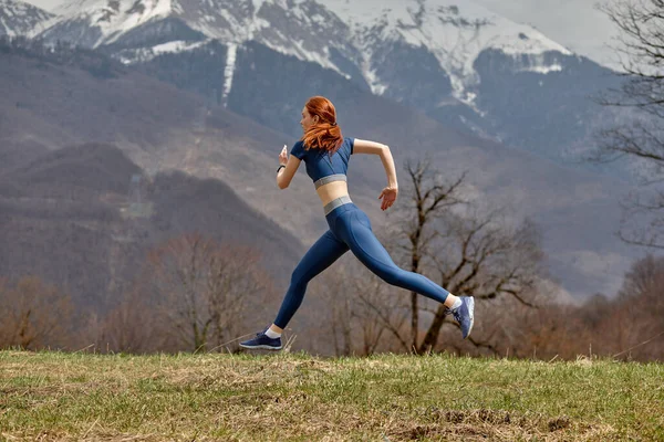 10.500+ Hermosa Mujer Corriendo En La Montaña Fotografías de stock