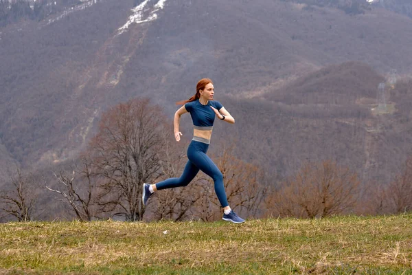 走ってる女。屋外ワークアウト中の赤髪の女性ランナージョギング自然 — ストック写真