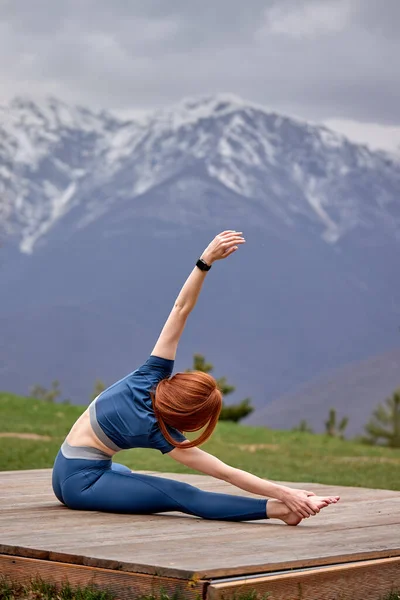 Slanke en flexibele dame in sportkleding stretching lichaam, doen workout oefeningen — Stockfoto