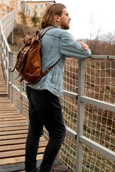 Ονειρεμένος hipster άνθρωπος εξερεύνηση της φύσης στην ύπαιθρο, περπατώντας κατά μήκος της γέφυρας — Φωτογραφία Αρχείου