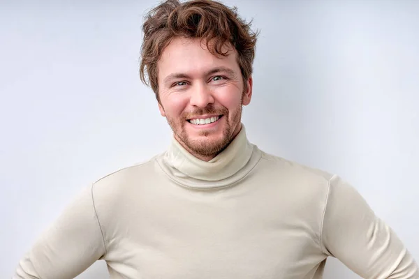 Close-up Portret van een positieve blanke man glimlachend bij de camera, open-minded man — Stockfoto