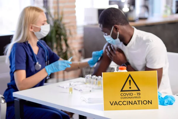女性医師によるコロナウイルス予防接種｜医学と医療の概念 — ストック写真