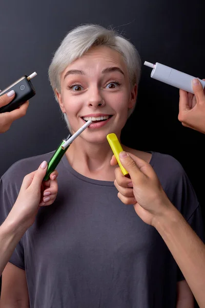 Positiv kvinna är glad att leva i olika val av elektroniska cigaretter, välj — Stockfoto