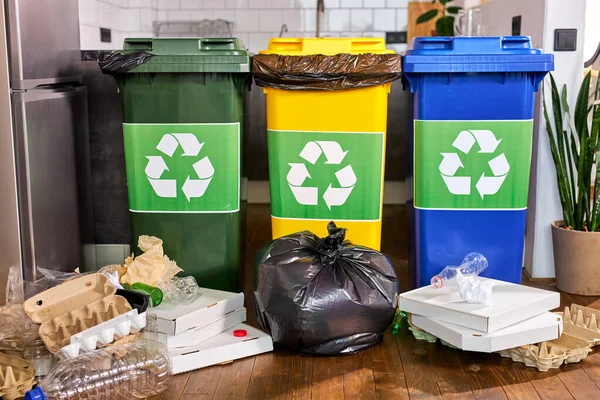 Diversi contenitori colorati per la raccolta di materiali di riciclo, spazio di copia — Foto Stock