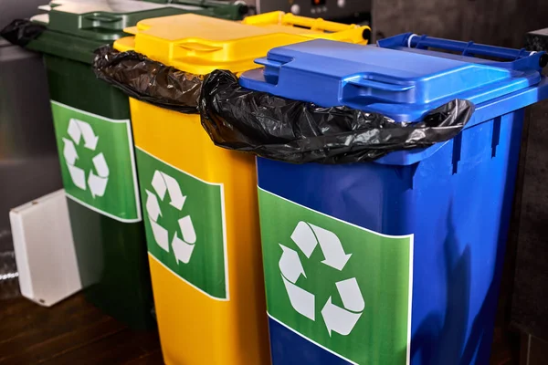 A cor da lixeira ajuda as pessoas a gerenciar facilmente o lixo. símbolo de reciclagem em latas de lixo — Fotografia de Stock