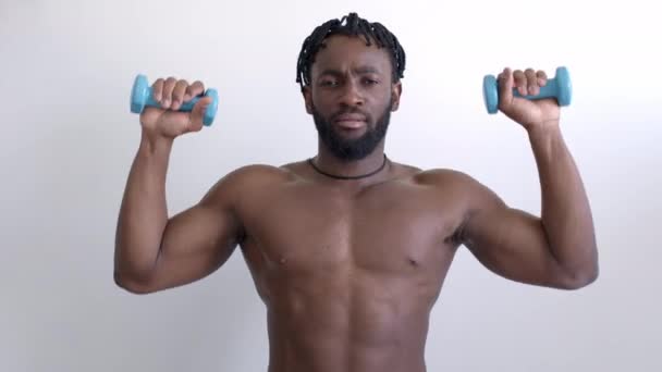 Zdravý mladý africký Američan dělá cvičení s činky zvedá ruce nahoru — Stock video