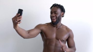 Çıplak Gövdesi Olan Yakışıklı Afrikalı Adam Selfie Çekiyor, Kendi Fotoğrafı, Gülümsüyor
