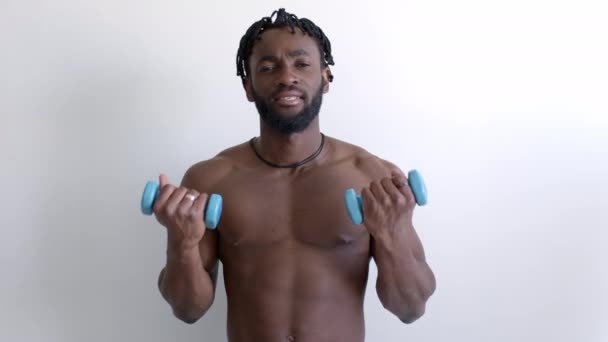 Sano giovane uomo africano americano facendo esercizio con manubri pompaggio muscoli del braccio — Video Stock