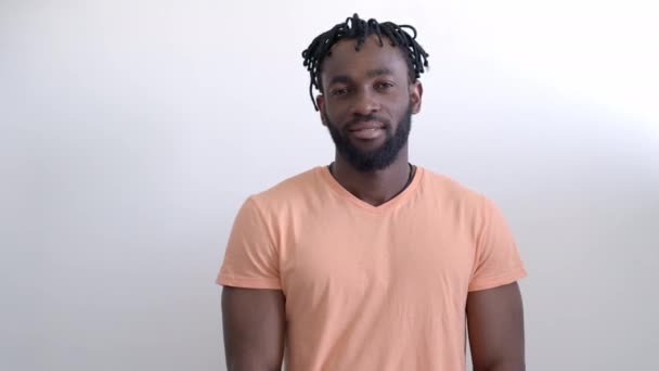 正アフロアメリカ人男性でカジュアルウェアショーokジェスチャー,親指アップ,笑顔 — ストック動画