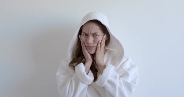 Atraktivní dospělá žena vyšetřovat pleť obličeje, nespokojen a rozrušený s kožním onemocněním — Stock video