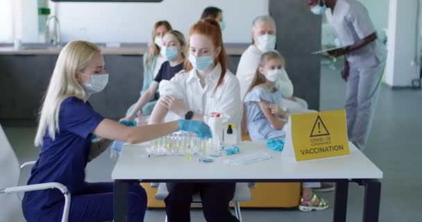 Vaccination des patientes au cabinet médical. Seringue avec vaccin pour covide-19 — Video