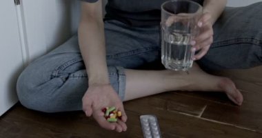 Depresyonda olan depresyondaki kadın aşırı dozdan intihar etmek istiyor.