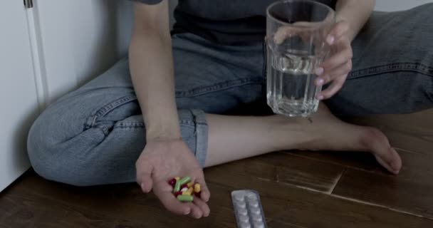 Depressiv kvinna som lider av självmordsdepression vill begå självmord genom överdosering — Stockvideo
