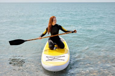Denizde sörf yapan formda bir bayan sporcu, açık havada okyanusta sörf yapan bir kadın.