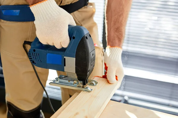 Close-up hands of handyman, assembling wood table with equipments, concept for home diy — Fotografia de Stock