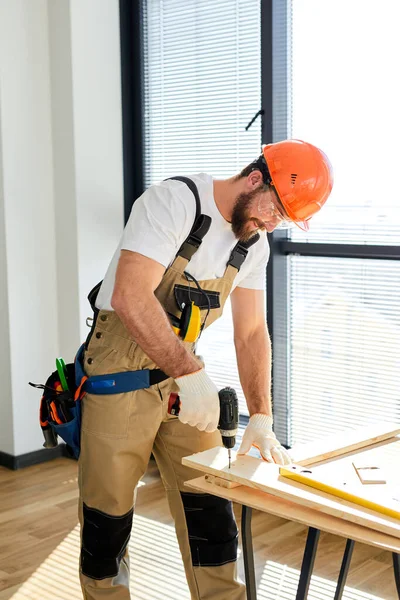 Bearded Handyman repairman screwing wood using drill, Diy at Home concept — Fotografia de Stock
