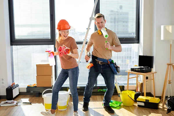 Pareja emocionada divertirse mientras hacen reparación de apartamentos juntos, espacio de copia —  Fotos de Stock