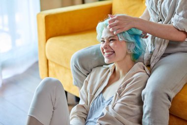 Lezbiyen bir çiftin güzel bir odada birlikte eğlendiği portre. LGBT kavramı.