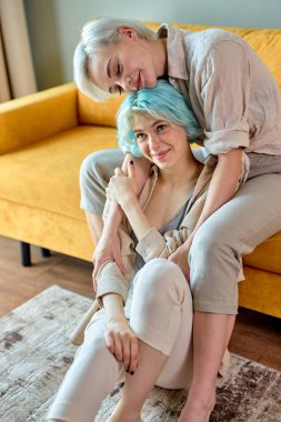 Lezbiyen bir çift, LGBT, Mutlu, genç, sevimli homoseksüel kadınlar evde