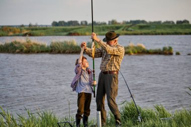 Yaz mevsimi imajı o neşeli balıkçı emekliliğinde torunuyla dinleniyor.