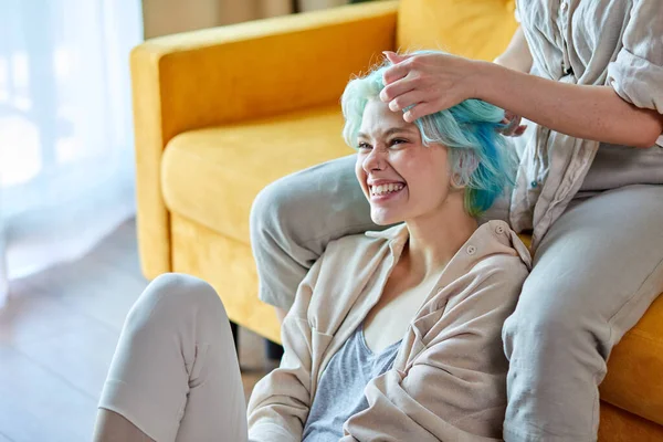 Retrato de pareja lesbiana positiva divirtiéndose en habitación acogedora y luminosa juntos. Concepto LGBT. —  Fotos de Stock