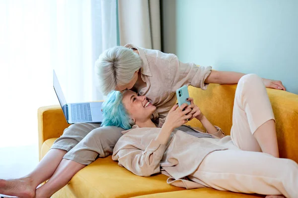 Vue latérale Portrait De Jeune Couple Lesbienne Se Reposant Sur Le Canapé À La Maison, Détendu — Photo