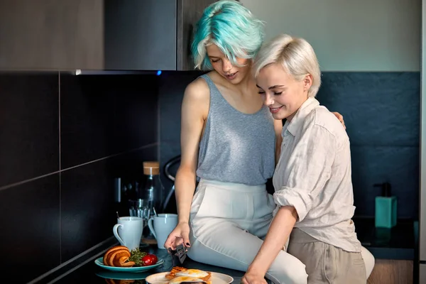 Heureux couple lesbienne caucasien préparer le petit déjeuner dans la cuisine, profiter des week-ends — Photo