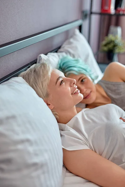 Szczęśliwy piękny biały kobiety Lesbijki para kochanek leżący na łóżko w w rano — Zdjęcie stockowe