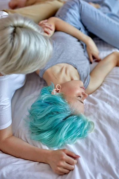 Top blick auf junge kaukasische damen liegend auf bett schlafen, having sweet dreams — Stockfoto