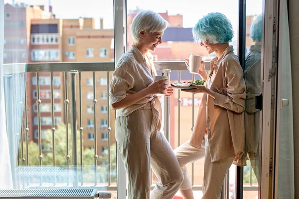 Side View Portrait Of Two Cheerful Caucasian Ladies Lgbt Couple Having Meal, Drinking Coffee — Stock Photo, Image