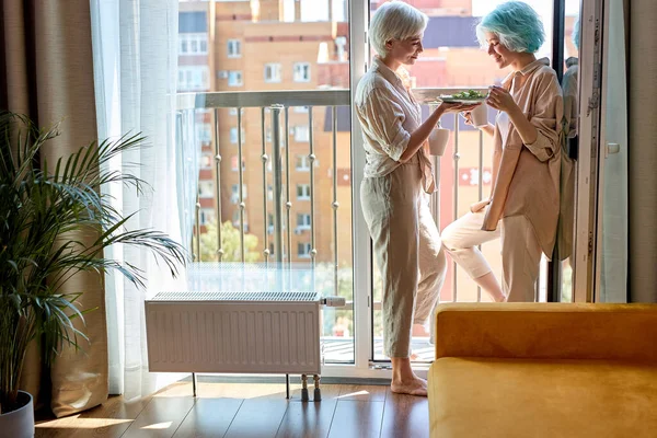 두 명의 흐트러진 백인 여성 Lgbt 부부가 식사를 하고, 커피를 마시는 모습 — 스톡 사진