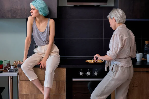स्वयंपाकघरात स्त्रियांचे साइड दृश्य पोर्ट्रेट, समान लिंग महिला जोडपे स्वयंपाक, सकाळी — स्टॉक फोटो, इमेज