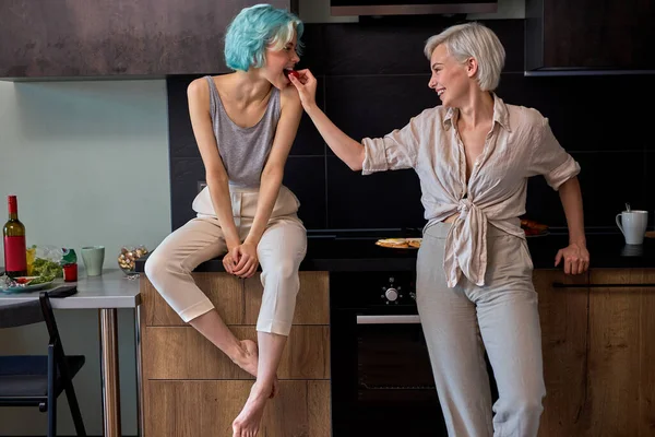 Vue de côté portrait de belle famille mignon couple lesbien dans la cuisine à la maison — Photo