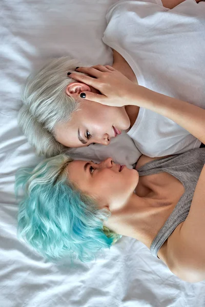 Top view Pareja lesbiana besándose y abrazándose en la cama, se dan un beso apasionado —  Fotos de Stock