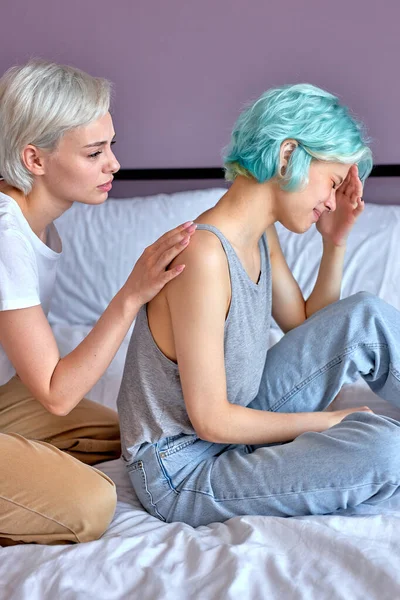 Molesto lesbiana no hablar con su novia después de haber peleado en la cama en casa — Foto de Stock