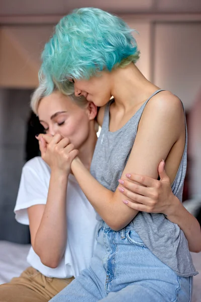 Bastante caucásico lesbianas pareja abrazos besos en cama en casa, tener romántico tiempo — Foto de Stock