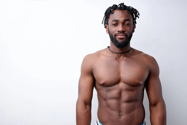 Σίγουρος μαύρος ισχυρός bodybuilder άνθρωπος με γυμνό μυϊκό Torso, απομονώνονται σε λευκό — Φωτογραφία Αρχείου