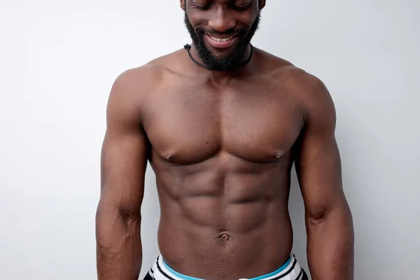 Foto recortada de homem negro muscular forte com tronco nu, conceito de fisiculturista — Fotografia de Stock