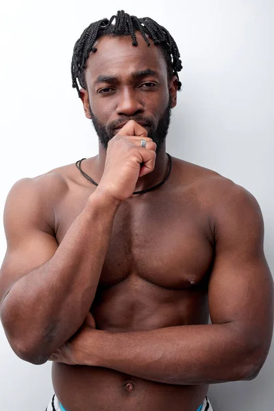 Vážné a přemýšlivý nahý afroameričan mladý muž izolovaný na bílém — Stock fotografie