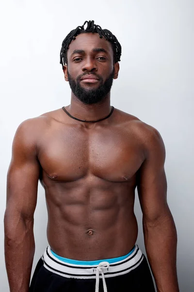 Confiado negro fuerte culturista hombre con el torso muscular desnudo, aislado en blanco — Foto de Stock