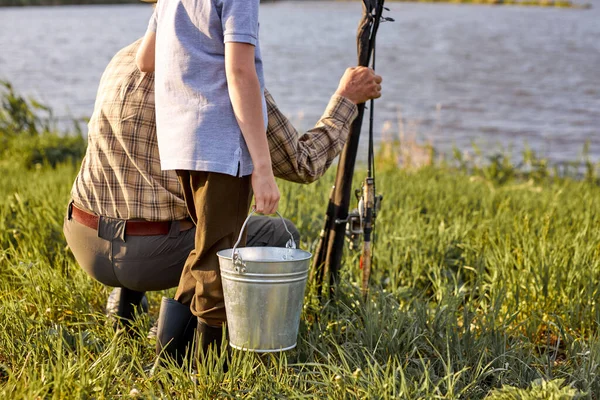 Nonno e nipote andare a pesca. nonno e nipote in campo — Foto Stock
