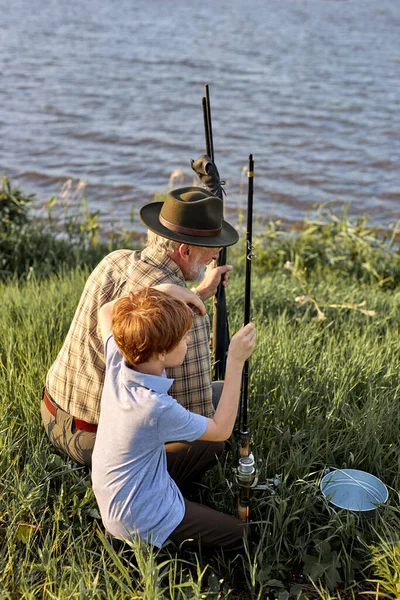 Grand-père et petit-fils vont pêcher. grand-père et petit-fils dans le domaine — Photo